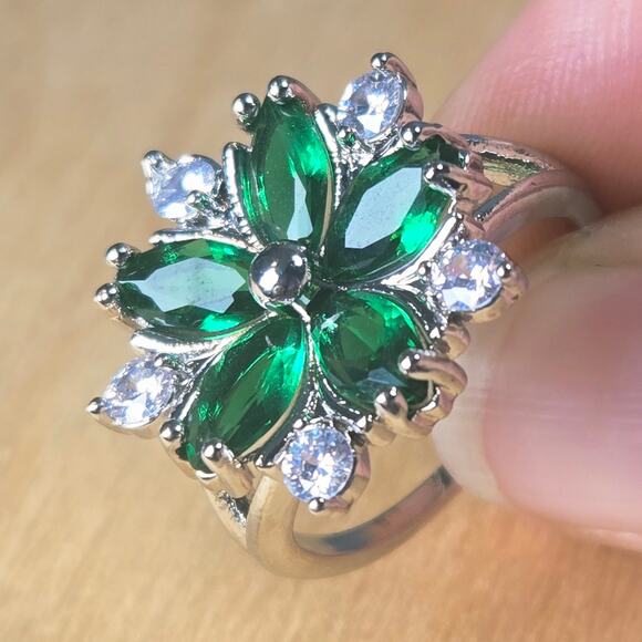 Size 9 | Emerald Green Floral Ring - Picture 2 of 4